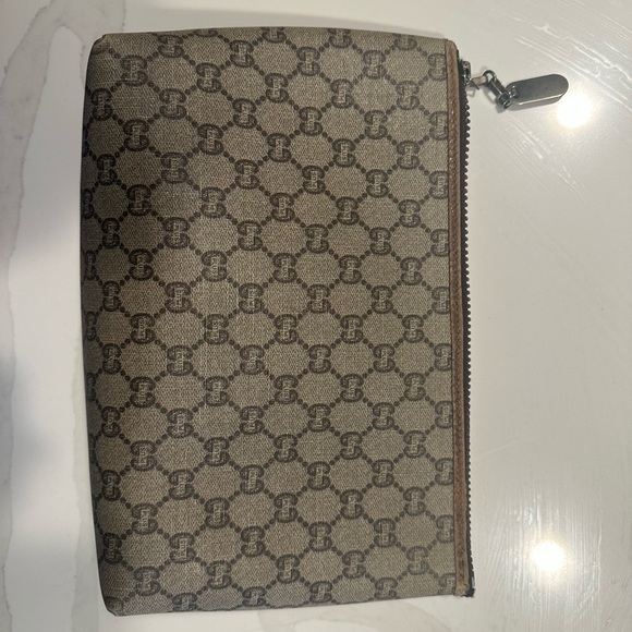 Authentic Gucci Brown Monogram clutch Bag - Picture 2 of 7